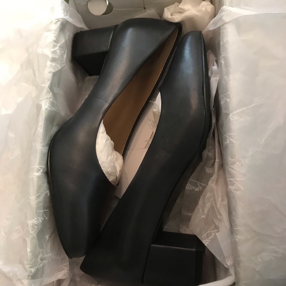 New in Box Trotters Kari Navy Blue Leather 2" Block Heel Pumps 7 Wide - Picture 9 of 10